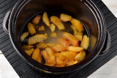 Поместить персики, сахар (3 ст. л.) и воду (500 мл) в кастрюлю. Довести до кипения и проварить 3 минуты.