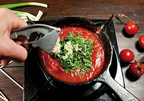 Ингредиенты для приготовления вкусной томатной подливки к мясу без мяса