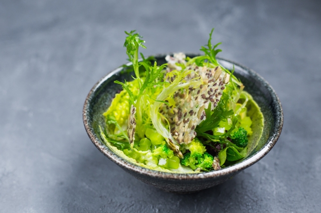 Зеленый салат с хумусом 