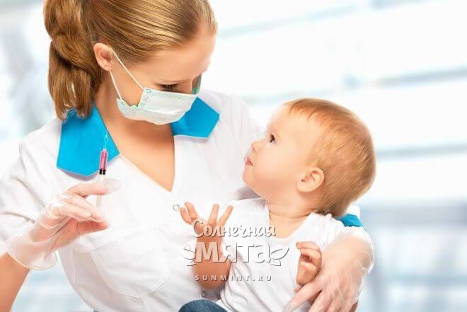 Маленький ребенок против прививки, фото
