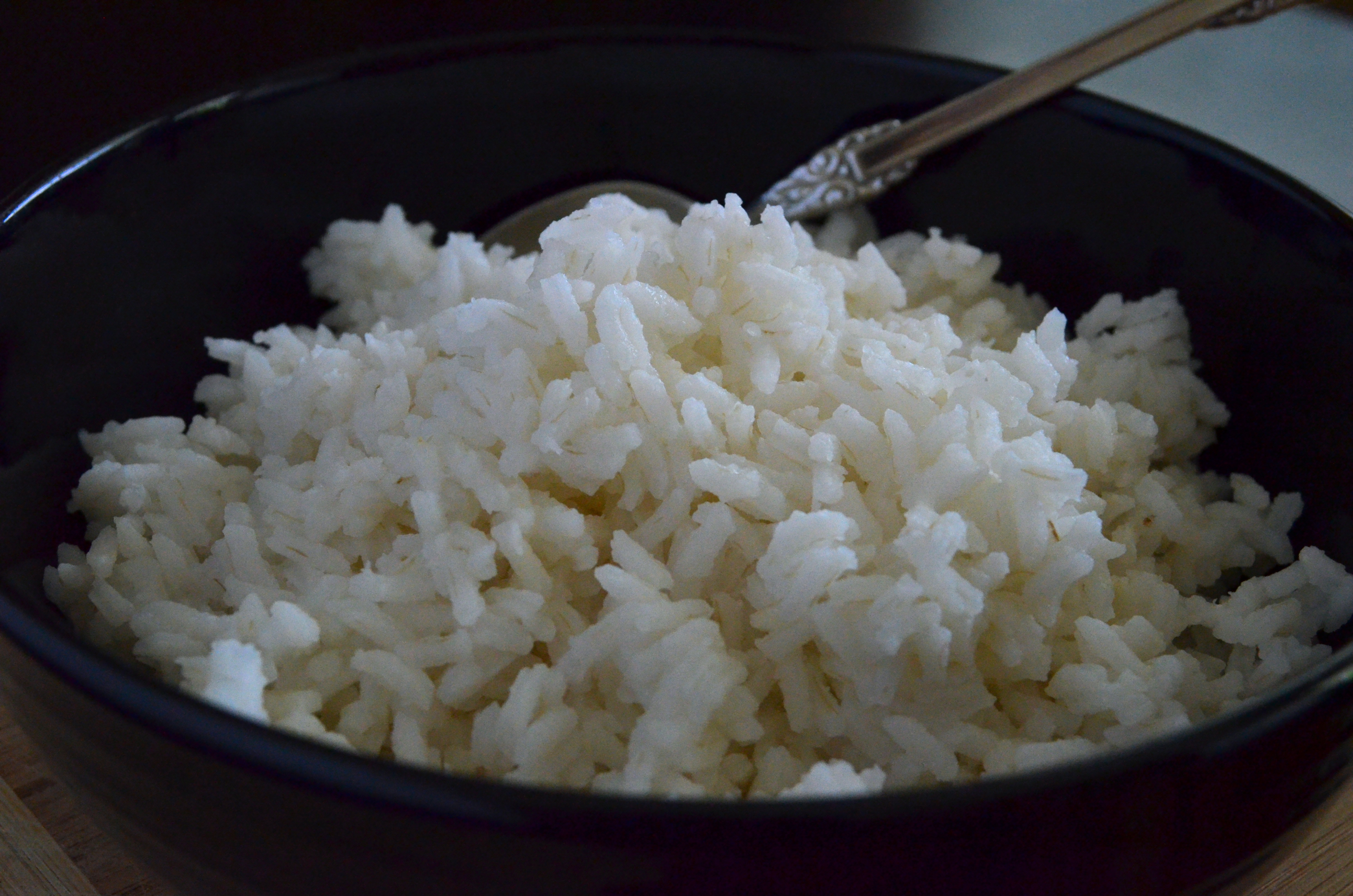 Каша рисовая на воде рассыпчатая в кастрюле. Рис басмати, 100 грамм. Рис в кастрюле. Рис отварной рассыпчатый. Рассыпчатый рис в кастрюле.