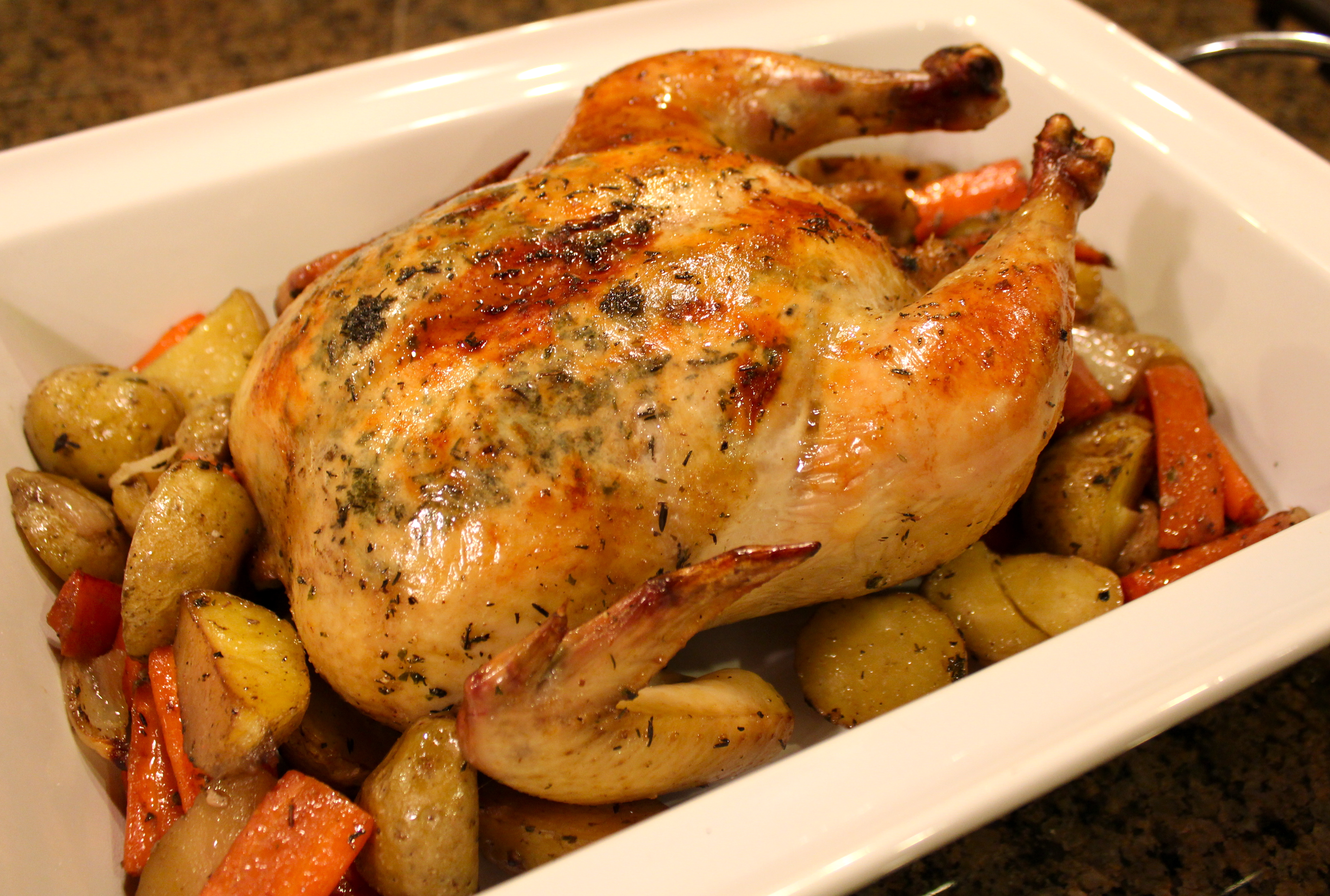 Курица в духовке самый простой рецепт. Курица в духовке. Курица приготовленная. Курочка запеченная в духовке. Курица в духовке целиком.