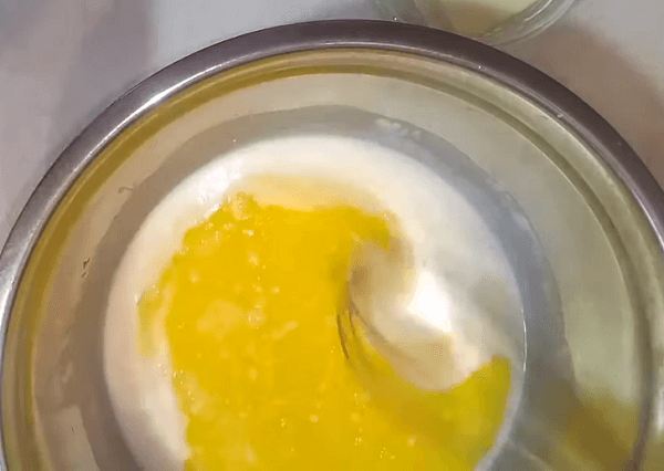 Добавляем растопленное сливочное масло