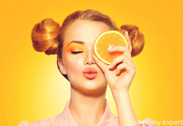 Девушка с апельсином