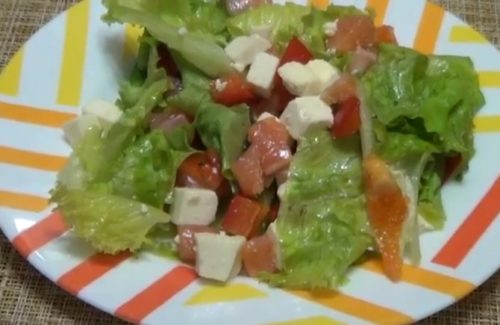 Салат с красной рыбой и сыром