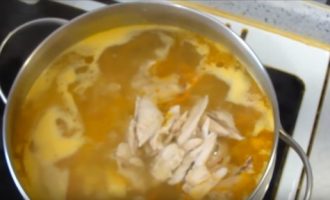Измельчаем куриное мясо и добавляем в суп