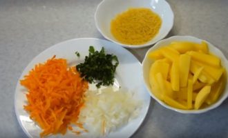 Картофель порезать брусочками, морковь натереть на терке, лук измельчить