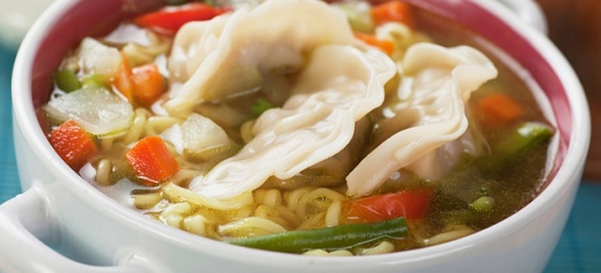 китайский суп с пельменями и соевым соусом