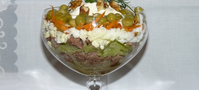 Салат с консервированной сайрой и солеными огурцами