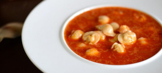 томатный суп с пельменями