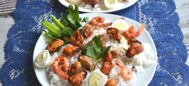 салат из морепродуктов с рисом и яйцом