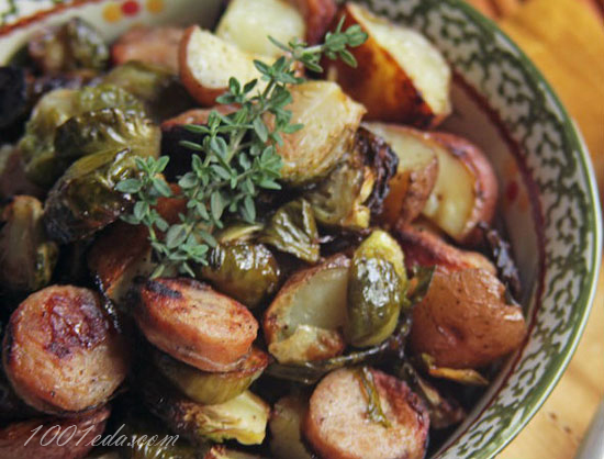 Жареная картошка с колбасой и зеленым луком