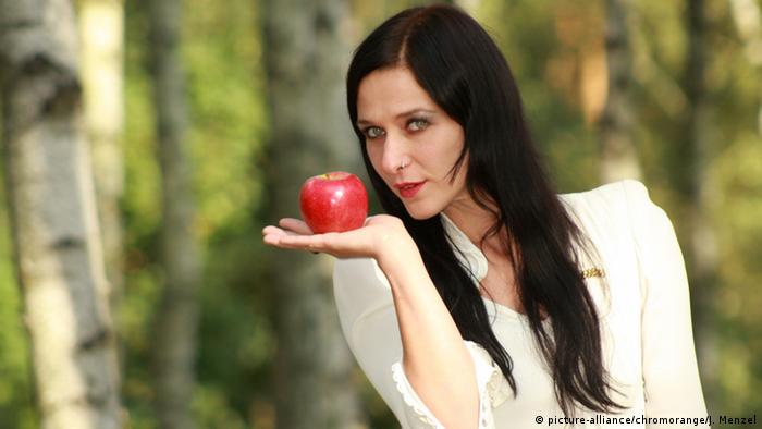 Schneewittchen mit Apfel (Foto: picture-alliance/chromorange/J)