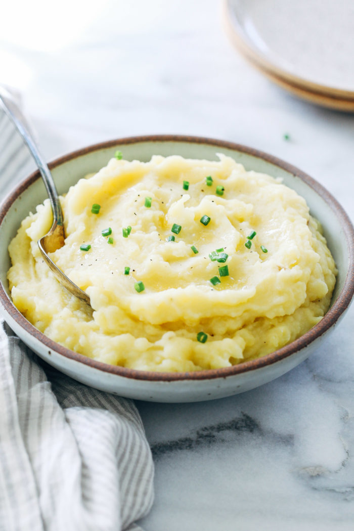 Easy Vegan Mashed Potatoes- all you need is 5 ingredients to make these perfectly creamy, dairy-free mashed potatoes! (gluten-free)