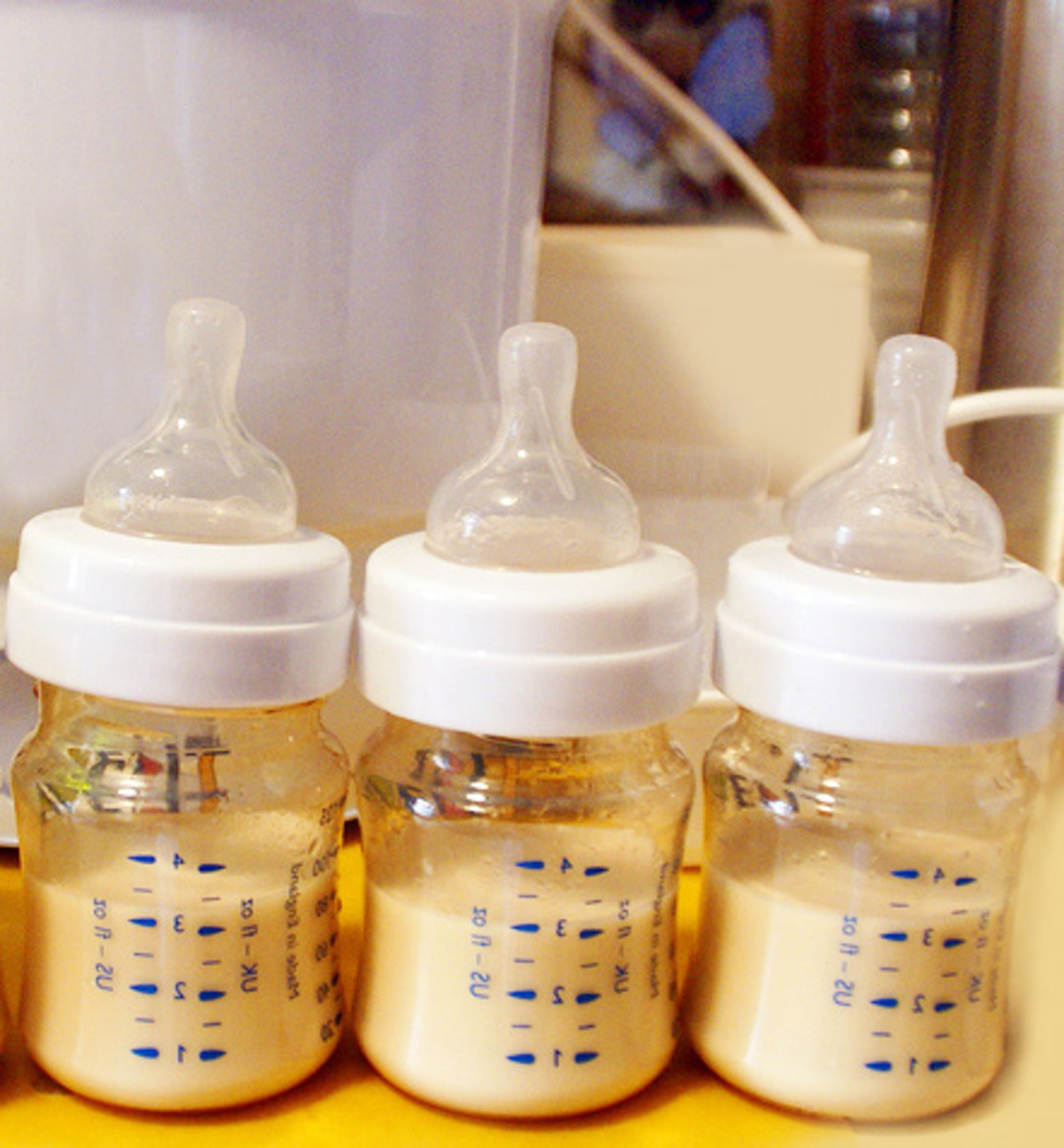 Сколько можно держать смесь в бутылочке. Детские смеси в бутылочке. Бутылочки для смеси для новорожденных. Бутылочка со смесью. Детское питание в бутылочках.