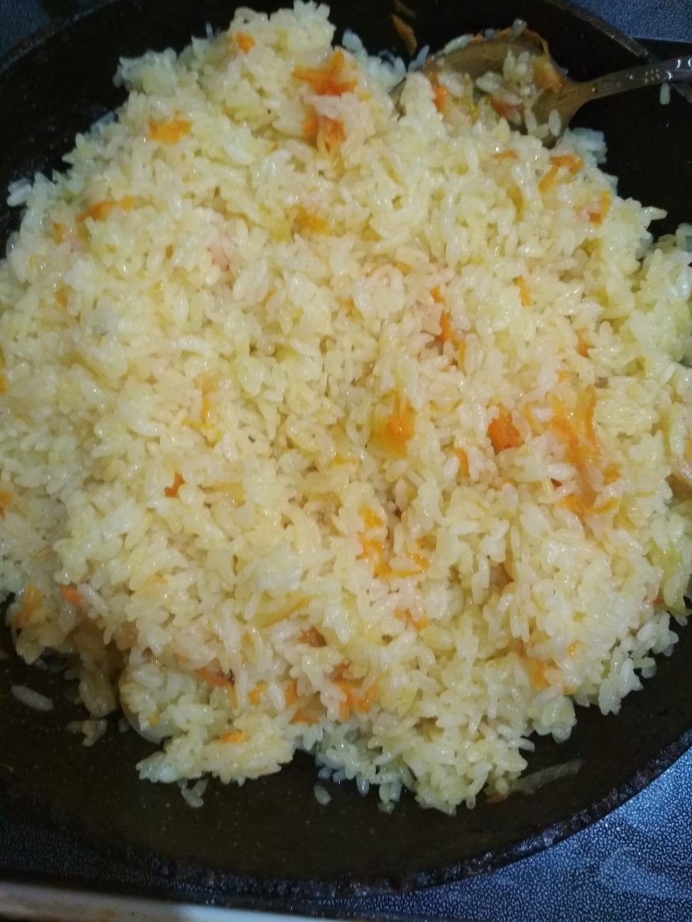 Рецепт рассыпчатого риса с морковью. Рис с морковью и луком. Рис с луком и морковью на гарнир рассыпчатый. Рис с морковкой и луком. Рис с морковкой на гарнир.