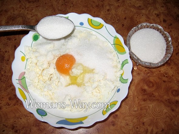 Готовим смесь из творога с яйцом и сахаром для запеканки